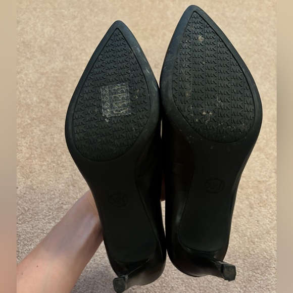 Black pointed toe Michael Kors heels - Picture 2 of 4